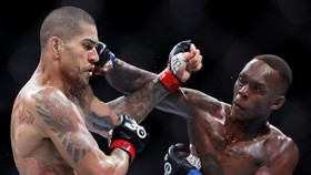Hasil UFC: Sukses Balas Dendam, Israel Adesanya Menang KO Atas Pereira