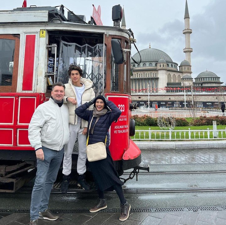 <p>Anak semata wayang Maudy Koesnaedi, Eddy Maliq Meijer, baru saja berulang tahun ke-16 pada 7 April. Eddy adalah putra Maudy dari pernikahan dengan pria Belanda, Erik Meijer. (Foto: Instagram @eddy_mm/ @maudykoesnaedi)</p>
