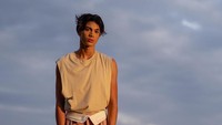 <p>Eddy yang sudah beranjak remaja juga memiliki akun media sosial sendiri. Dalam beberapa foto, Eddy tampak membagikan potretnya saat menjadi model brand ternama. (Foto: Instagram @eddy_mm/ @maudykoesnaedi)</p>