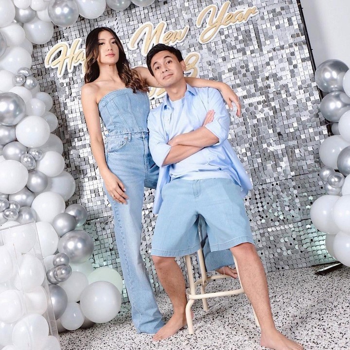 <p>Keduanya pun sering mengenakan pakaian dengan warna senada, Bunda. (Foto: Instagram @raditya_dika/ @anissaaziza)</p>