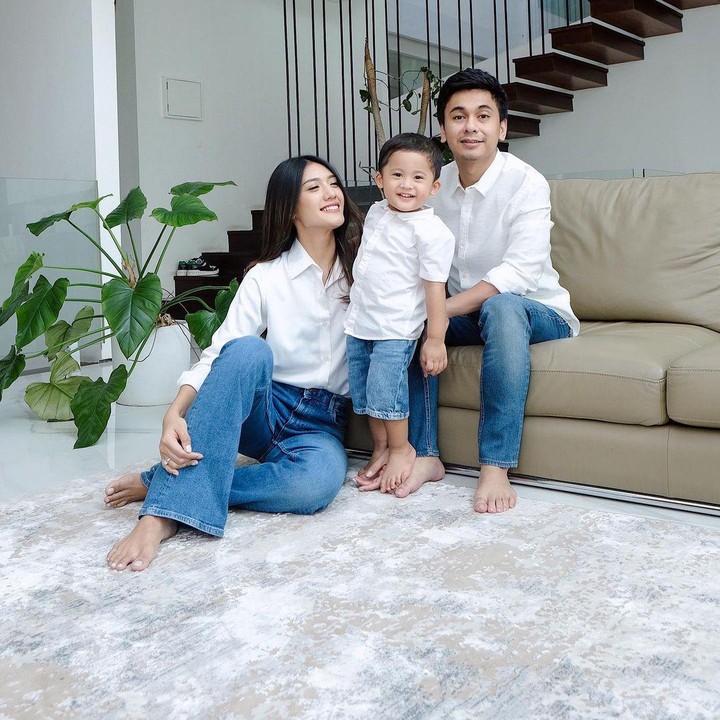 <p>Tak sedikit netizen memuji paras Anissa dan Raditya Dika nih. Anissa dibilang Bunda cantik, sementara Raditya Dika adalah Bapak ganteng. (Foto: Instagram @raditya_dika/ @anissaaziza)</p>