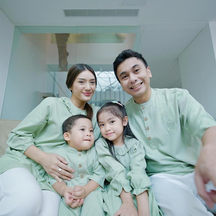 <p>Potret lainnya yang diunggah Raditya Dika juga banyak menuai komentar positif. Dalam foto bersama istri dan anaknya, Raditya Dika tampak lebih muda dan fresh mengenakan pakaian berwarna hijau mint. (Foto: Instagram @raditya_dika/ @anissaaziza)</p>