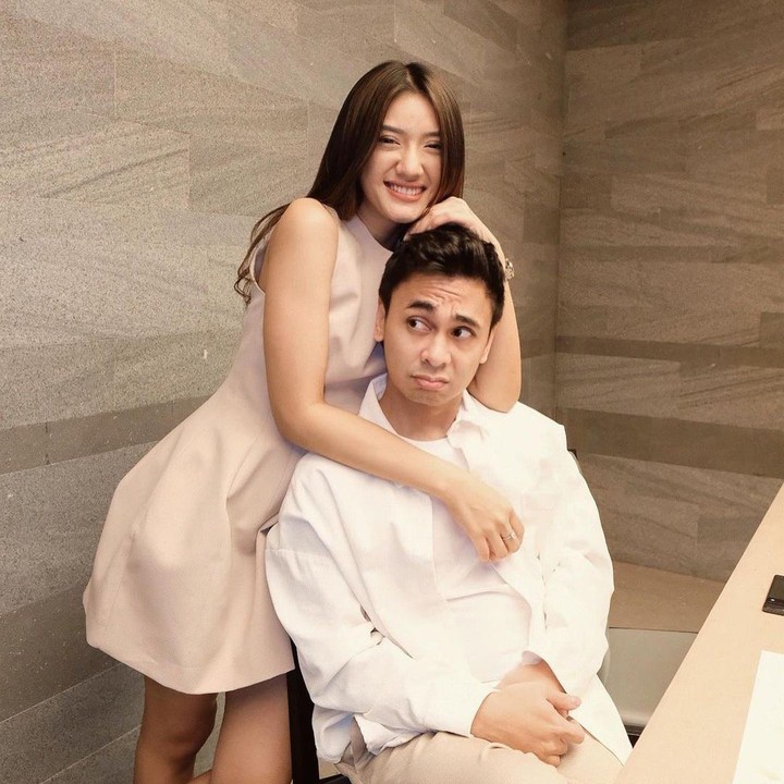 <p>Belum lama ini, Anissa Aziza mengunggah potret kebersamaannya dengan sang suami, Raditya Dika. Dalam foto itu, Anissa tampak bersandar dan memeluk suaminya yang tengah duduk dari belakang. (Foto: Instagram @raditya_dika/ @anissaaziza)</p>