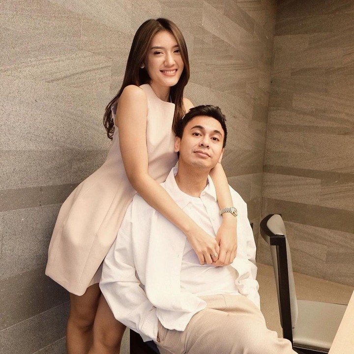 <p>Potret ini bikin heboh followers Instagram Anissa dan Raditya, Bunda. Banyak netizen bilang wajah Raditya Dika berubah drastis dan terlihat awet muda. "Aseli bang dika berubah drastis, muda banget," tulis salah satu netizen. (Foto: Instagram @raditya_dika/ @anissaaziza)</p>