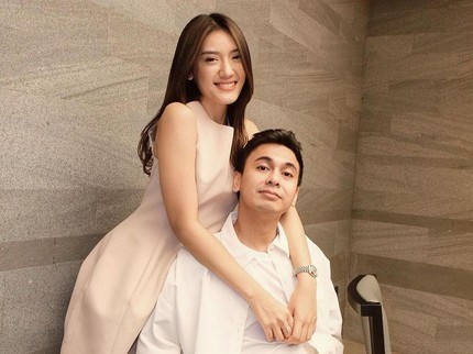 7 Potret Anissa Aziza Bareng Raditya Dika Bikin Heboh Followers