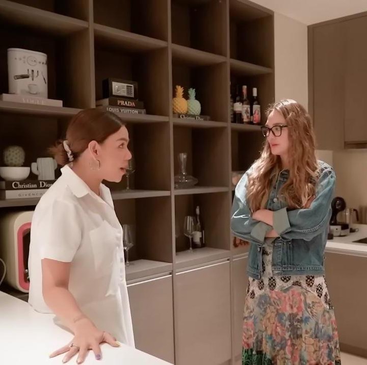 <p>Ruang keluarga, dapur, dan meja makan di apartemen Melaney terletak di satu ruangan tanpa sekat. (Foto: YouTube Ayu Dewi)</p>