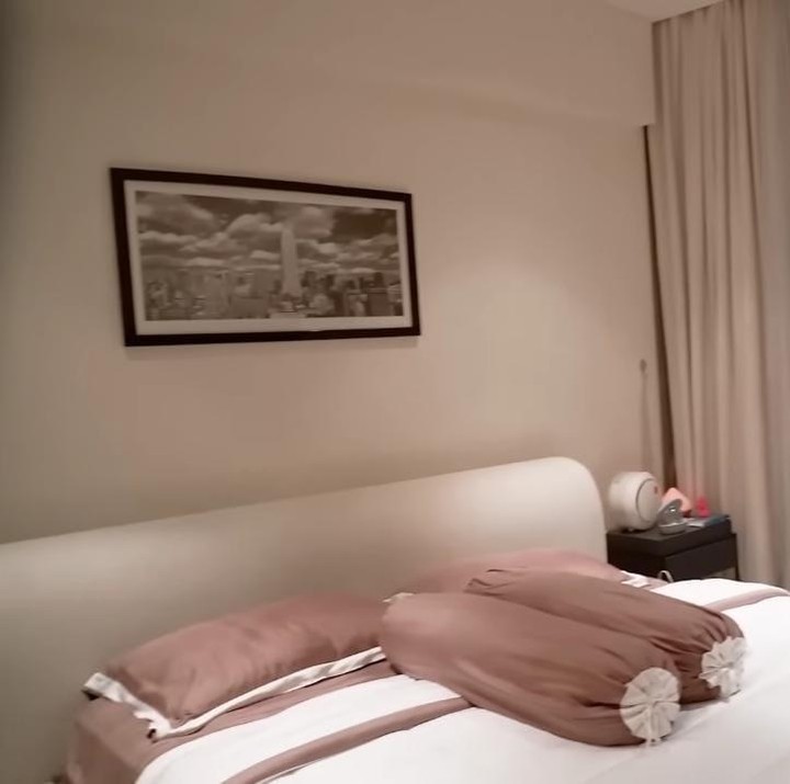 <p>Kamar Melaney adalah ruangan paling besar di apartemen. Di dalamnya terdapat kamar mandi dengan bathtub yang disekat dengan kaca bening. Desain elegan minimalis terlihat jelas di kamar utama ini. (Foto: YouTube Ayu Dewi)</p>