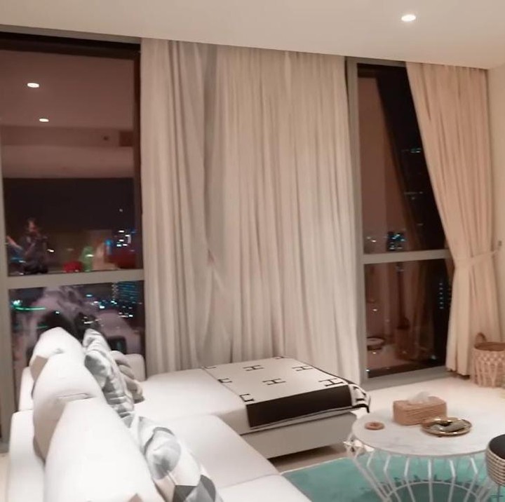 <p>Desain apartemen baru ini sangat berbeda dengan rumah Melaney yang ditinggalinya bersama keluarga besar. Bila rumahnya penuh warna dengan dekorasi ramai, maka apartemennya ini lebih terlihat simpel dengan warna-warna kalem. (Foto: YouTube Ayu Dewi)</p>