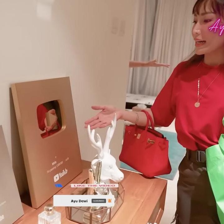 <p>Apartemen baru Melaney ini didesain langsung olehnya lho. Saat masuk apartemen, Bunda akan disambut dengan penghargaan YouTube Play Buttons yang dimiliki Melaney. (Foto: YouTube Ayu Dewi)</p>