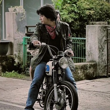 Sempat Tertekan Gantikan Iqbaal, Arbani Yasiz Nyaman Jadi Dilan Sampai Beli Motor