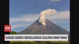 VIDEO: Gunung Semeru Mengeluarkan Guguran Awan Panas