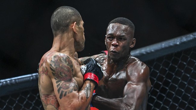 Israel Adesanya siap menghadapi anak Alex Pereira setelah melakukan selebrasi yang provokatif dalam laga UFC 287.