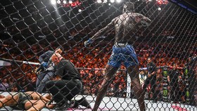 FOTO: Balas Dendam Manis Israel Adesanya di UFC 287