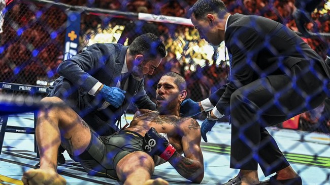 Alex Pereira marah setelah melihat anaknya diejek Israel Adesanya usai kekalahan di UFC 287, Minggu (10/4).