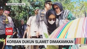 VIDEO: Korban Dukun Slamet Dimakamkan