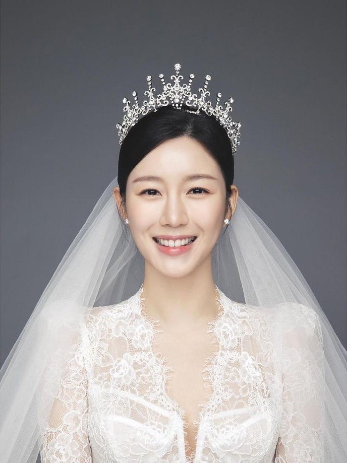 Potret Lee Da In yang tampak menawan bak seorang putri dalam balutan gaun putih dan wedding veil pun turut dirilis./ Foto: soompi.com