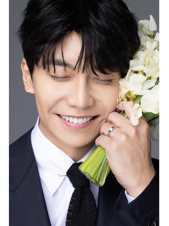 Human Made selaku agensi yang dibentuk Lee Seung Gi merilis beberapa potret pernikahan keduanya. Termasuk foto individu Lee Seung Gi yang tersenyum bahagia sambil memegang buket bunga pengantin./ Foto: instagram.com/byhumanmade