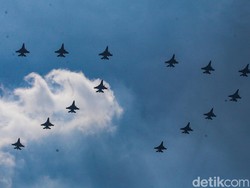 Mereka Rela Panas-panasan Demi Terpukau Atraksi di HUT TNI AU