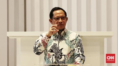 Mendagri Tito berpendapat bahwa kehadiran Mayor Teddy dalam acara debat Pilpres 2024 dengan baju seperti anggota TKN adalah untuk melindungi Prabowo.