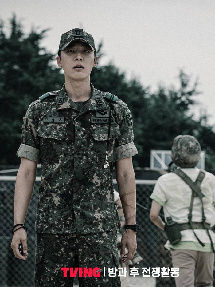 Nggak hanya alur ceritanya yang menarik, peran Hyun Soo sebagai Letnan Lee yang memimpin tamtama siswa SMA untuk membasmi makhluk aneh juga berhasil menarik perhatian penonton berkat karismanya/ Foto: instagram.com/tving.official/