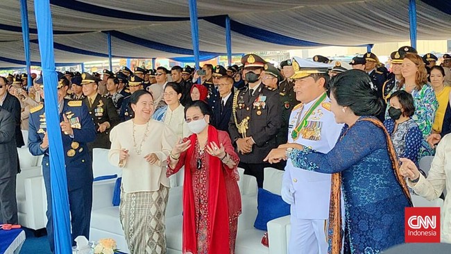 Presiden ke-5 RI Megawati Soekarnoputri, Menhan Prabowo Subianto, Panglima TNI Laksamana Yudo joget bareng saat lagi 'Ojo Dibanding-bandingke' di HUT TNI AU.