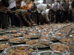 Nasi Minyak Ala Timur Tengah Jadi Menu Buka Puasa di Masjid Tertua Jambi