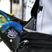 Perempuan Afghanistan Ini Lakukan Vandalisme untuk Memprotes Larangan Masuk Universitas