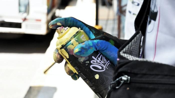 Perempuan Afghanistan Ini Lakukan Vandalisme untuk Memprotes Larangan Masuk Universitas