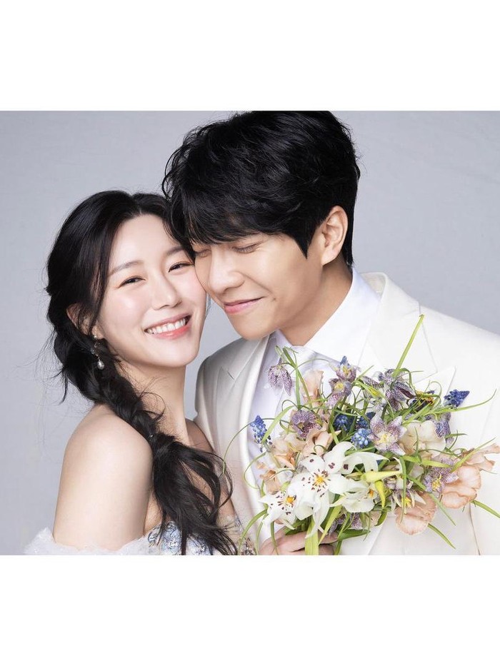 Pasangan pengantin baru yang satu ini juga terlihat memesona dan bahagia di potret lainnya. Well, selamat atas pernikahan Lee Seung Gi dan Lee Da In!/ Foto: instagram.com/byhumanmade