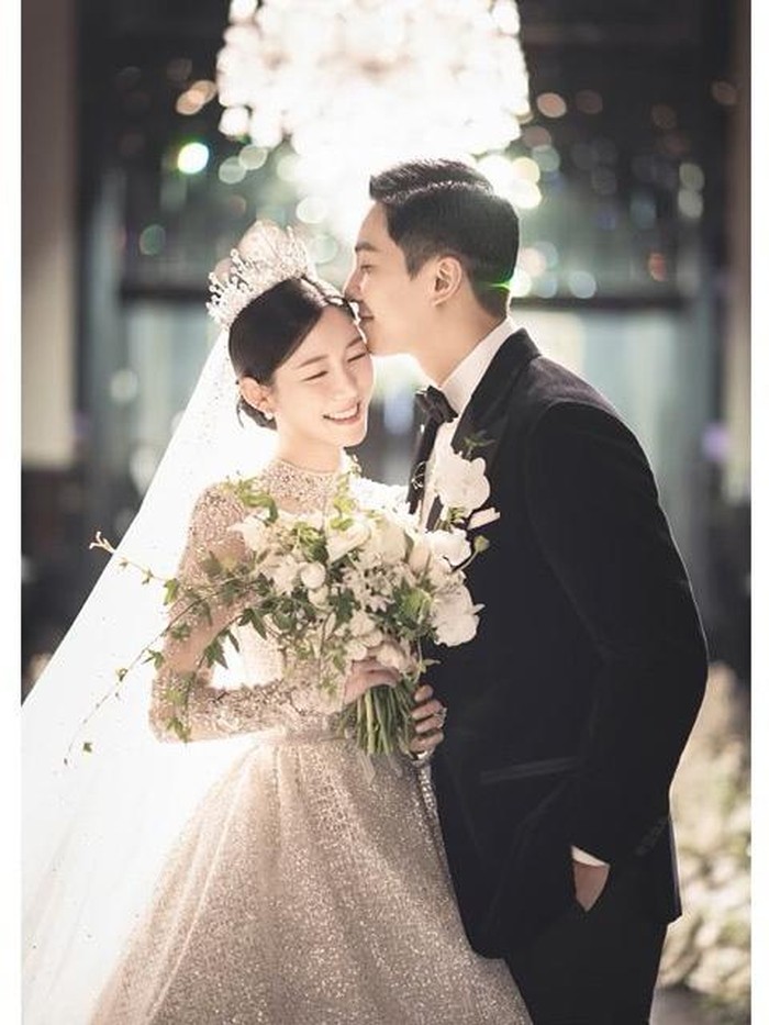 Pernikahan mereka diadakan secara privat di salah satu hotel daerah Seoul, Korea Selatan. Pernikahan keduanya dihadiri oleh keluarga, kerabat, dan beberapa teman dekat./ Foto: instagram.com/byhumanmade