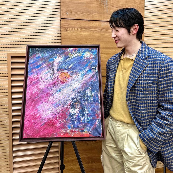 Sebelum terjun ke dunia peran dan dikenal menjadi aktor, Hyun Soo lebih dulu mengawali karir aktinya melalui drama musikal./ Foto: instagram.com/shintop20