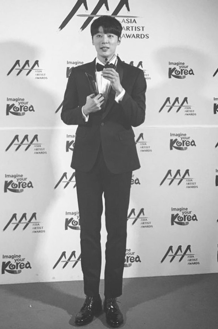 Siapa sangka aktor yang sukses memboyong pulang berbagai penghargaan dari ajang bergengsi ini, sempat melakukan operasi paru-paru akibat penyakit Pneumotoraks pada 2018 lalu./ Foto: instagram.com/shintop20