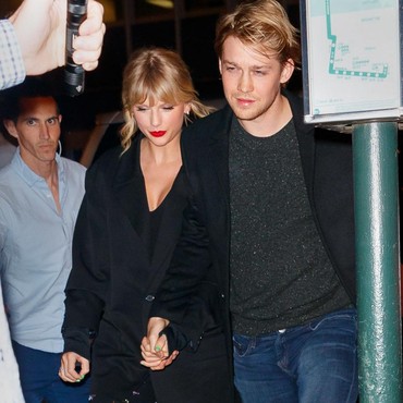 Benarkah Taylor Swift yang Minta Putus dari Joe Alwyn?