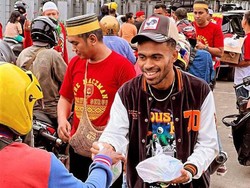 Jeda Laga Liga 1, Yakob Sayuri Bagi-bagi Takjil di Yapen Papua