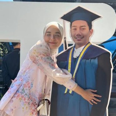 Tepati Janji jadi Pendamping Wisuda, Nabila Ishma Bawa Foto Besar Eril