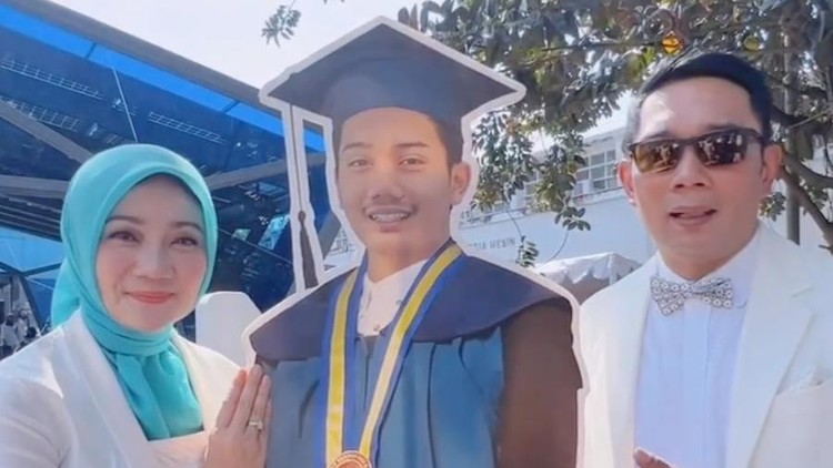 Wisuda Eril Wisuda Eril