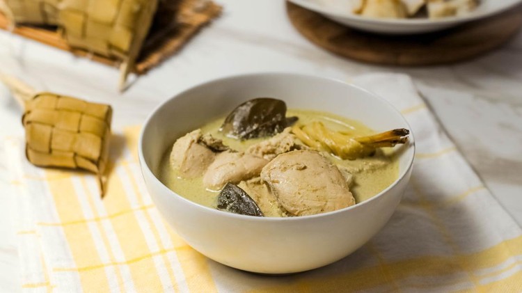Opor ayam is a type of chicken curry dish that is very well known in Indonesia. This cuisine has been widely known in other areas. In fact, almost all over Indonesia.