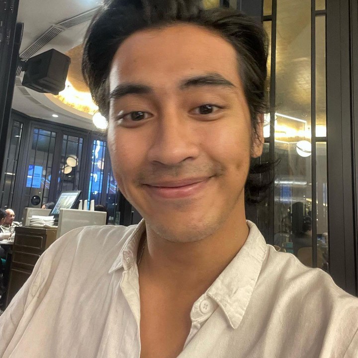 <p>Sontak saja, Bintang film<em> Balada Si Roy</em> ini mendapat banyak pujian, Bunda. "Emangg bolehhh seganteng iniii????," kata akun @lili****. Bunda turut mengidolakan Abidzar dengan potongan rambut barunya? (Foto: Instagram @abidzar73)</p>
