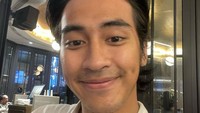 <p>Sontak saja, Bintang film<em> Balada Si Roy</em> ini mendapat banyak pujian, Bunda. "Emangg bolehhh seganteng iniii????," kata akun @lili****. Bunda turut mengidolakan Abidzar dengan potongan rambut barunya? (Foto: Instagram @abidzar73)</p>