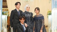 <p>Dio juga sangat akrab dengan adik perempuannya yang bernama Arlova. Ketiga anak Andre Taulany ini selalu terlihat kompak. (Foto: Instagram @andreastaulany)</p>