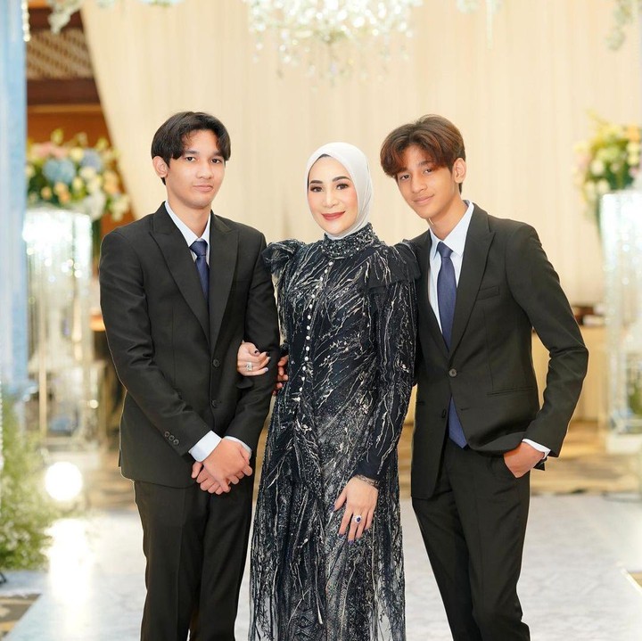 <p>Dio memiliki adik laki-laki bernama Arkenzy yang juga berparas tampan. Ketika mereka berpose dengan ibunda, keduanya tampak seperti dua pangeran tampan yang menjaga sang ratu, ya? (Foto: Instagram @andreastaulany)</p>