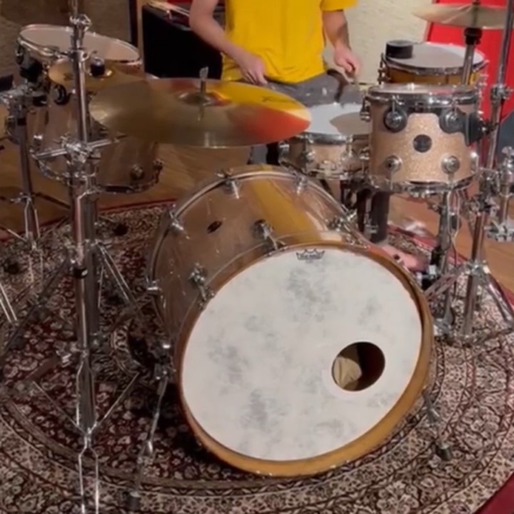 <p>Putra sulung Andre Taulany yang satu ini punya bakat di bidang seni musik, lho. Dio hobi bermain drum dan kerap menunjukkan kemampuannya di depan sang ayah. (Foto: Instagram @andreastaulany)</p>