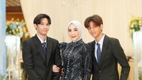 <p>Dio memiliki adik laki-laki bernama Arkenzy yang juga berparas tampan. Ketika mereka berpose dengan ibunda, keduanya tampak seperti dua pangeran tampan yang menjaga sang ratu, ya? (Foto: Instagram @andreastaulany)</p>