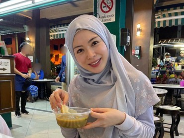img-title Kabar Terbaru Ayana Moon Wanita Korea yang Putuskan Mualaf & Berhijab