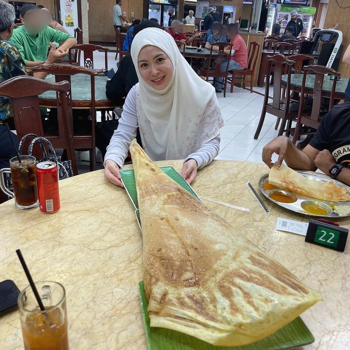 <p>Dalam unggahan terbarunya, Ayana juga memperlihatkan potrret ketika menyantap hidangan berukuran besar. Ia tak lupa menyapa para followersnya ketika sahur. "<em>It was so</em> sedap. #moreh #rotitisu Gimana puasanya? Puasa saya Alhamdulillah lancar. Selamat sahur semua," sapa Ayana. (Foto: Instagram @xolovelyayana)</p>
