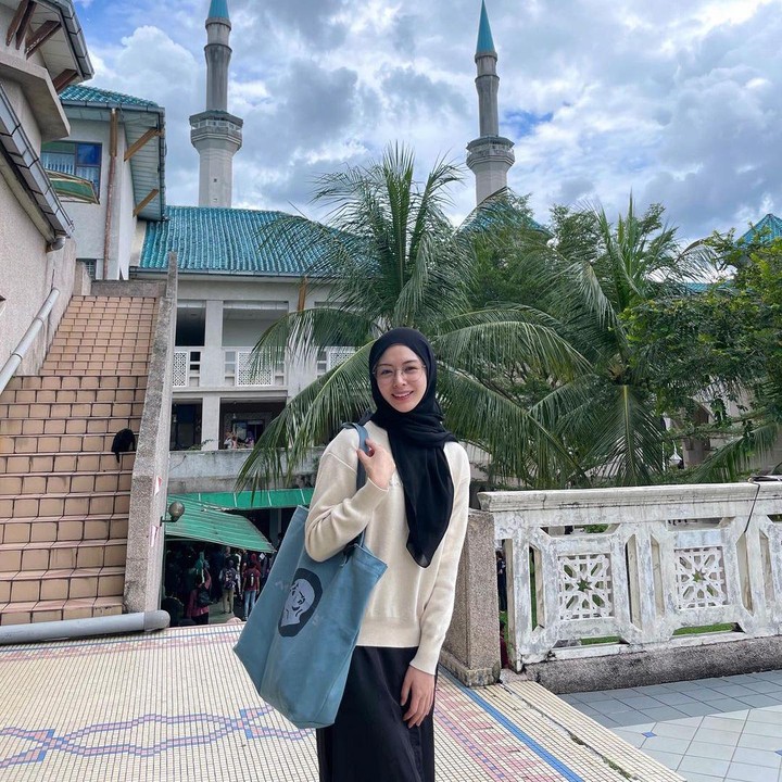<p>Kini menetap di Negeri Jiran, Ayana Moon sibuk mendalami agama Islam dengan berbagai kegiatan. Saat ini ia juga sedang menjalani puasa Ramadan, Bunda. (Foto: Instagram @xolovelyayana)</p>