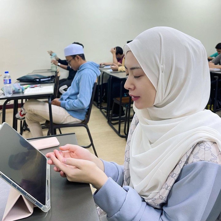 <p>Sebagai seorang pelajar, Ayana juga kerap mengabadikan sederet aktivitasnya, nih. "Doa sebelum mula kelas pun serious sangat sampai tutup mata. MashaaAllah Solehah haha. Hari ini apa doamu dan untuk apa/siapa? Jumaat Mubarak semua," kata Ayana. (Foto: Instagram @xolovelyayana)</p>
