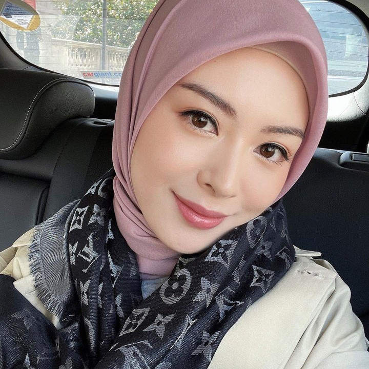 <p>Bunda mungkin sudah tak asing dengan Ayana Jihye Moon. Selebgram asal Korea Selatan itu merupakan salah satu yang menjadi mualaf dan aktif menimba ilmu agama di Malaysia. (Foto: Instagram @xolovelyayana)</p>