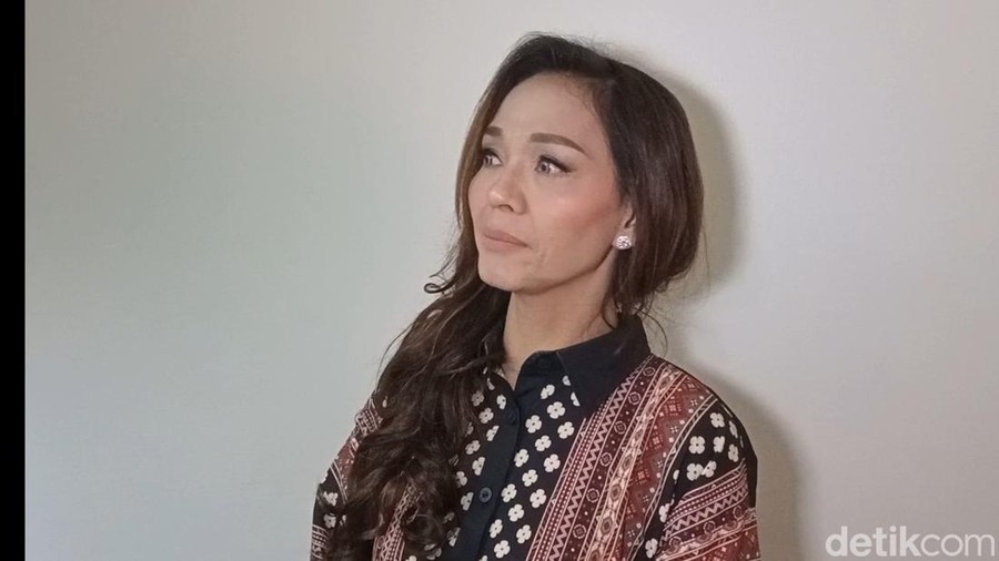 Bunda Corla Bunda Corla saat ditemui di kawasan studio Trans TV.