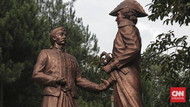 Bukan dengan Daendels, pertemuan Pangeran Kornel itu bisa saja dengan Raffles. Namun, arsip pemerintah Inggris pun tidak pernah mencatat peristiwa itu.